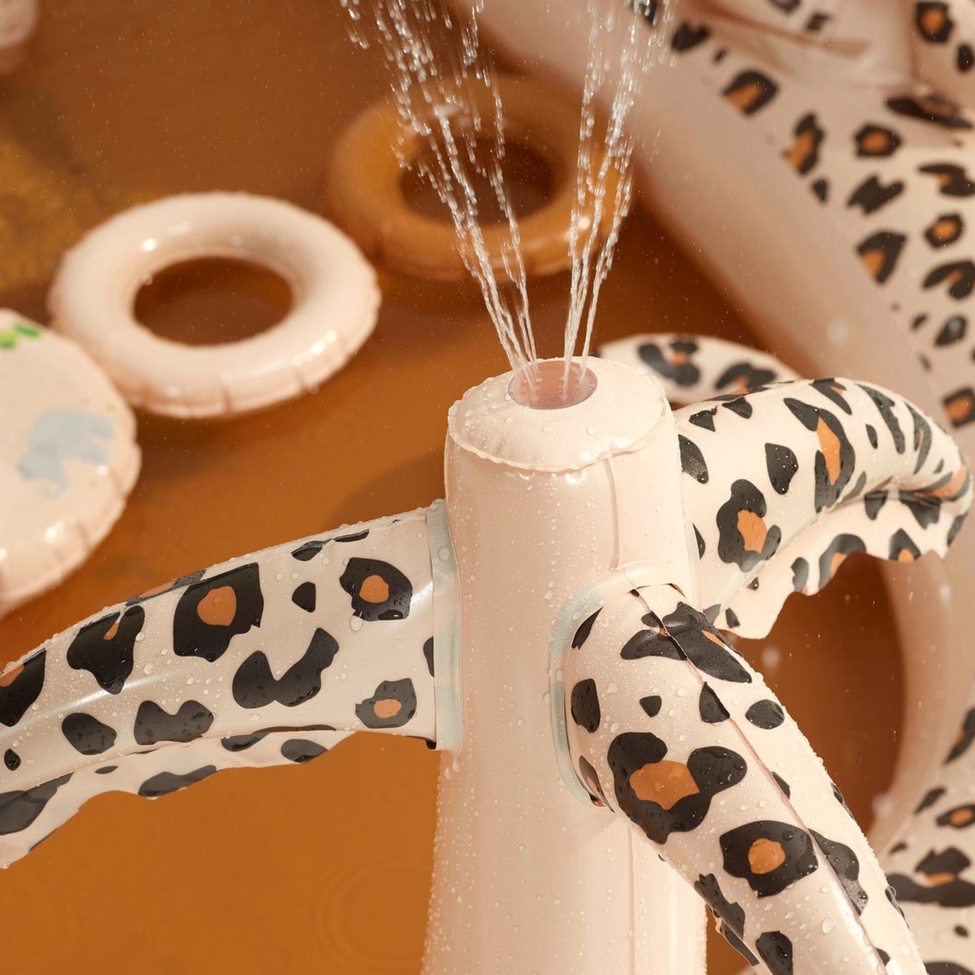 avontuur zwembad luipaard beige online