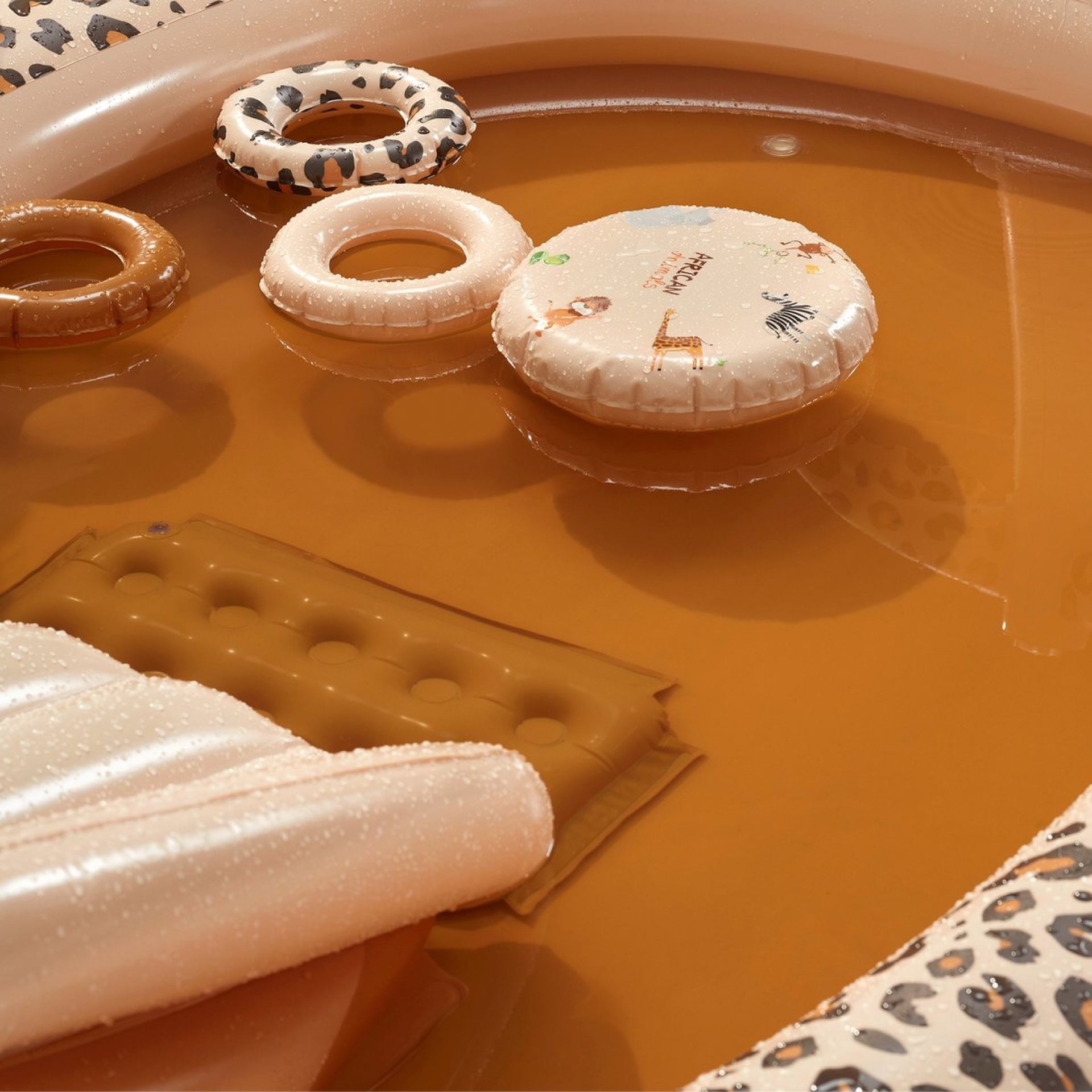 swimessentialsavontuurzwembadluipaardbeige 1